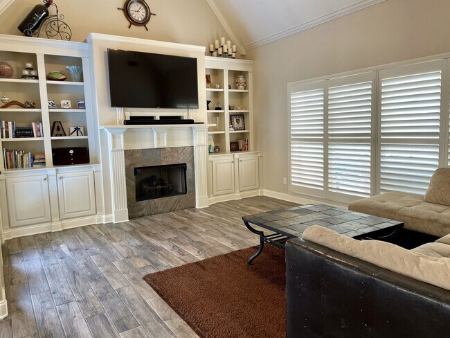 Building Photo - Gorgeous Home with Pool Available Soon LAK...