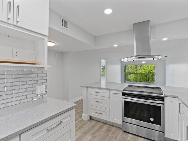 Building Photo - 3150 N Palm Aire Dr