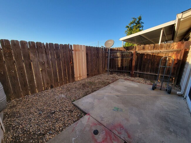 Building Photo - 2 Story Condo in Corning - Richfield Garde...