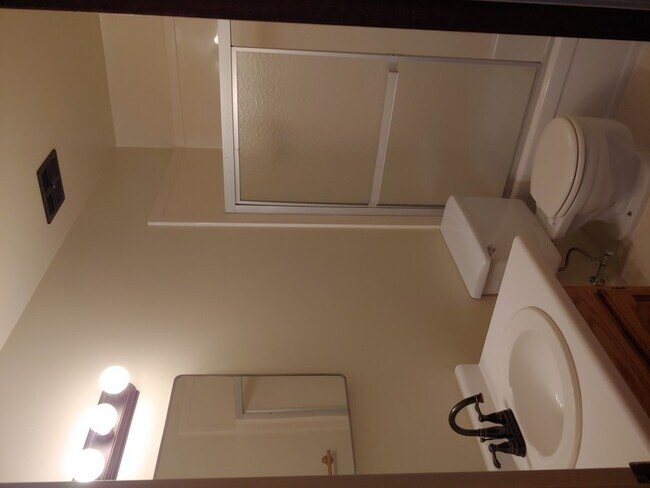 Building Photo - 422 S 1200 E