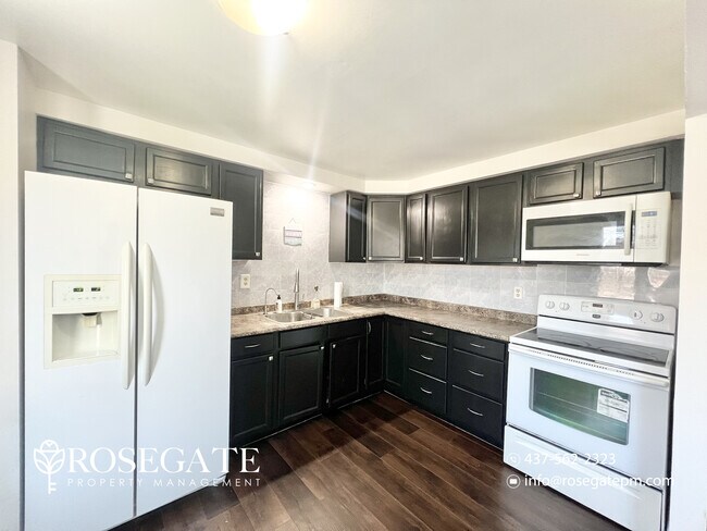 Photo du bâtiment - Spacious 3-Bedroom Home with 3 Parking Spaces & Backyard in Cambridge