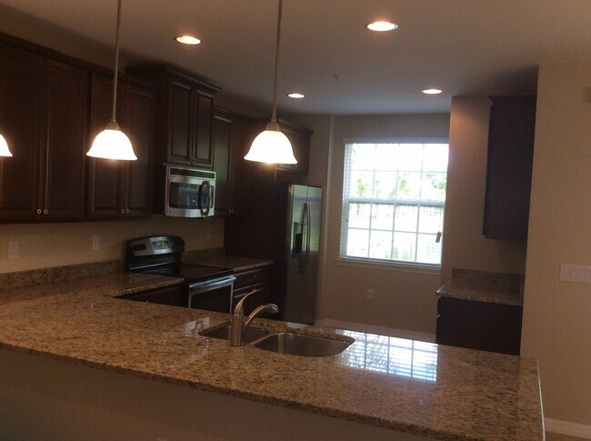 Building Photo - 3/2/2 Town Home Style Condo at Maintenance...