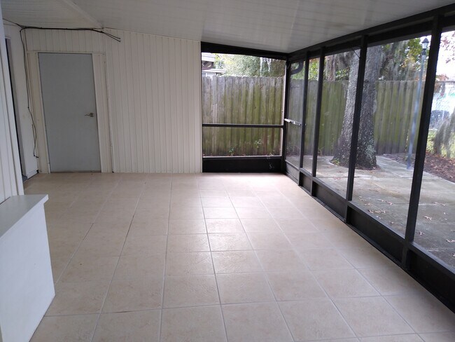 Foto del edificio - 2201 Pinewood Villas Dr