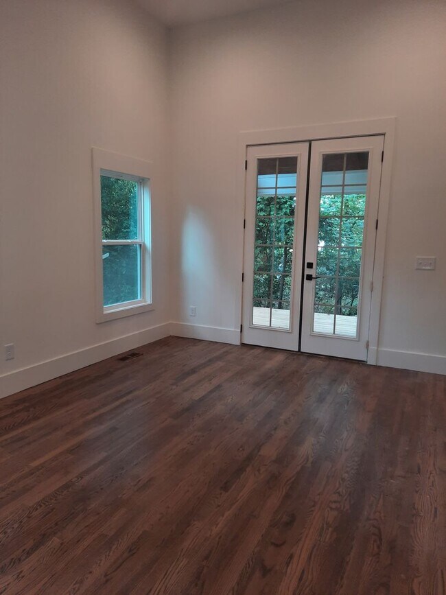 Building Photo - Fenced Ranch Home in Downtown Raleigh!