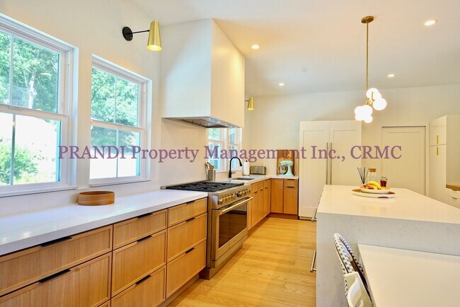 Building Photo - Classic, Modern and Private Home with Fres...