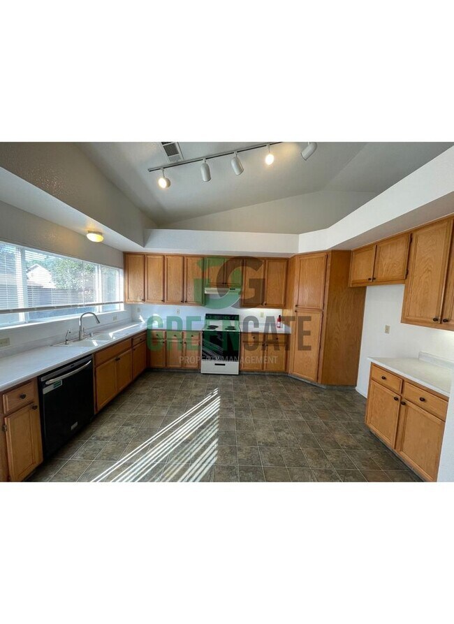 Building Photo - 4 BEDROOM 2.5 BATH 2 STORY HOME AVAILABLE ...