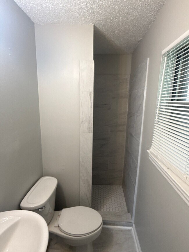 Baño - 3931 Callahan Dr