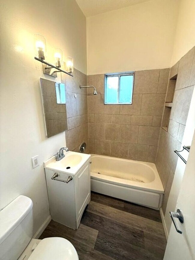 Foto del edificio - Completely renovated 3 bedroom apartment with a patio