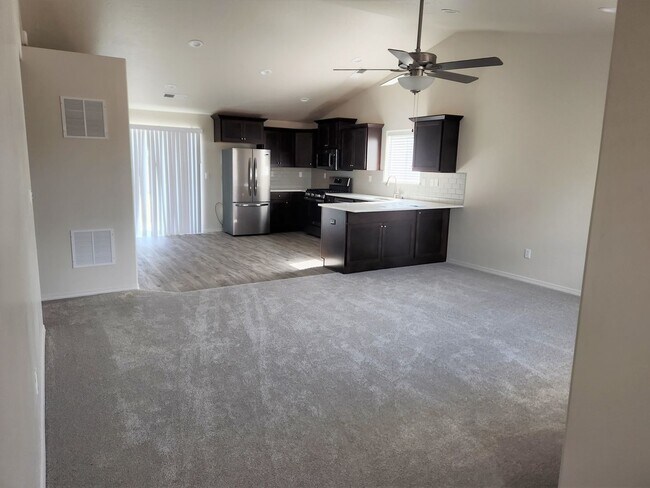Foto del edificio - Beautiful brand new 3 bed 2 bath home in the Shadow Glenn Subdivision, just off Linden and Middle...