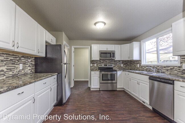 Building Photo - 3 br, 1 bath House - 827 E 23rd St