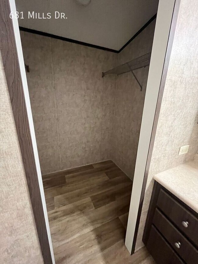 Foto del edificio - 681 W Mills Dr