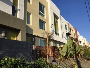 Building Photo - 752 Shoreline Rd