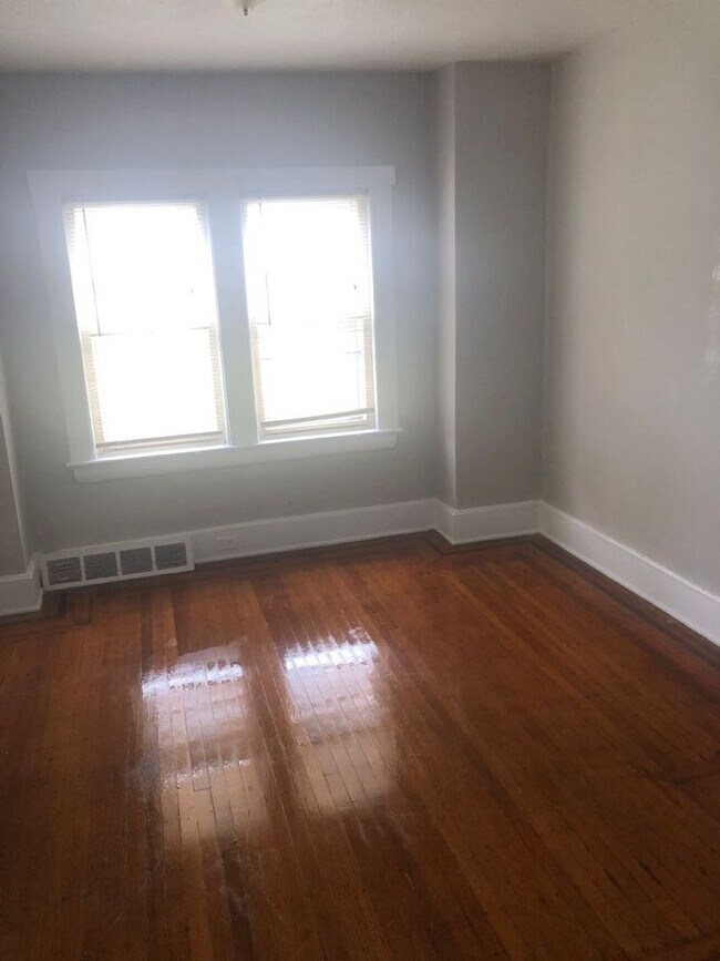 Foto del edificio - 1483 E 120th St