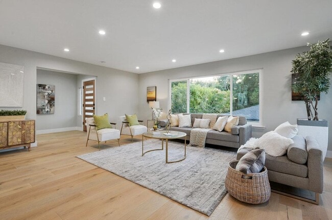 Building Photo - 1560 Alturas Dr