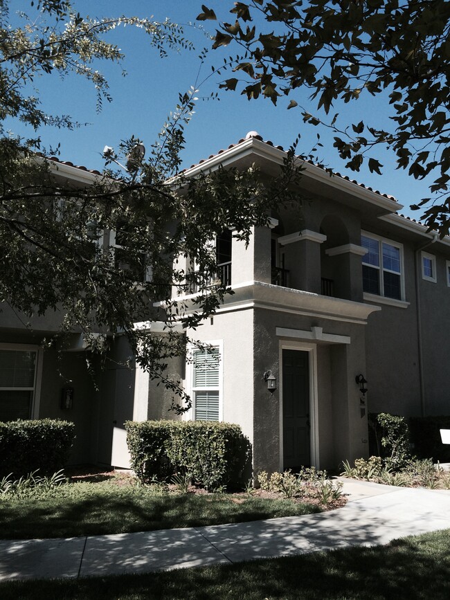 Building Photo - 27352 Oaktree Pl