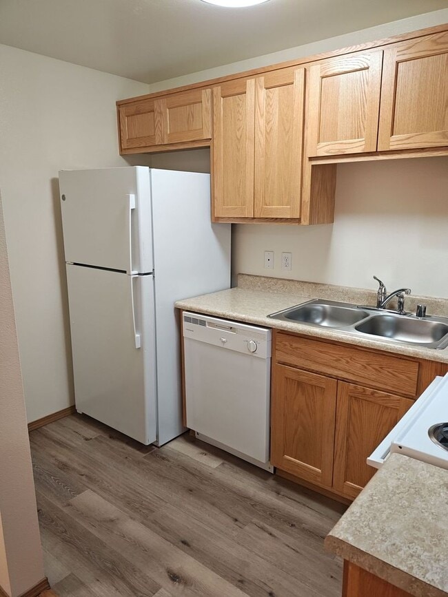 Foto del edificio - 3 bedroom 1 bath - Balcony! Elevator in th...