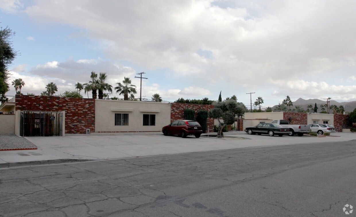 Building Photo - 142 S Saturmino Dr