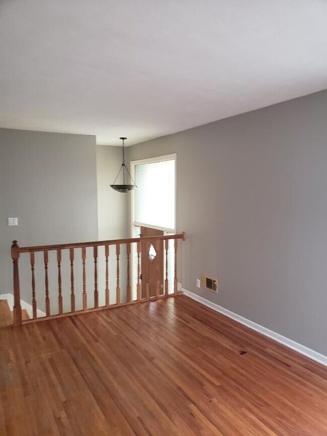 Foto del edificio - COMING SOON- Great location and layout for families or roomates, 3 bed 1.5 bath $1,825