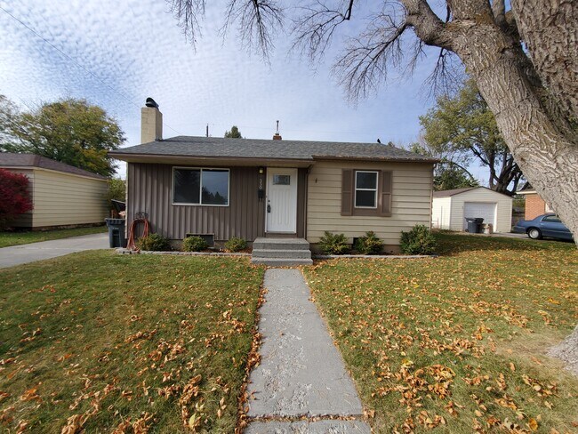 Building Photo - 350 Holbrook Dr