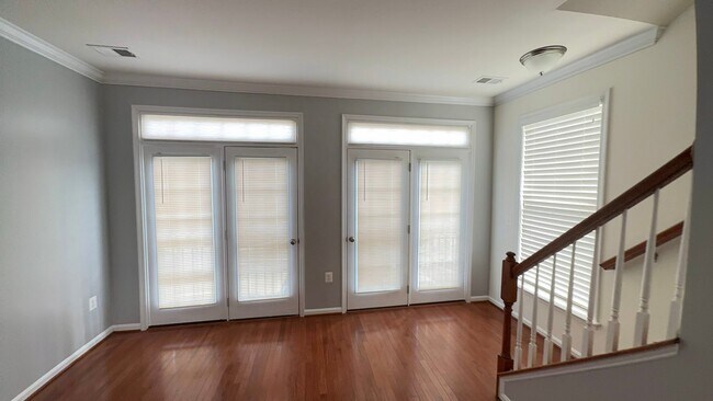 Foto del edificio - Stunning 3 Bed 3.5 Bath End Unit Townhome ...