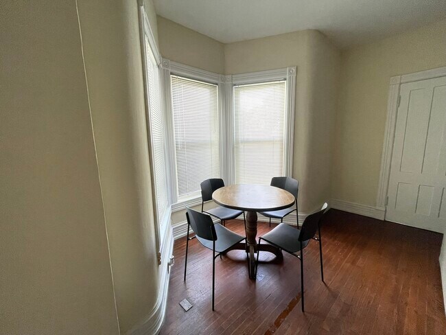 Rincón comedor - 18 Otsego St