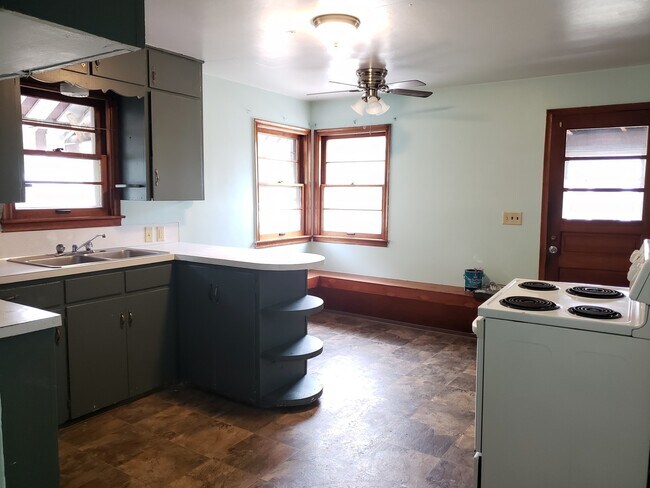 Building Photo - 4 Bedroom 2 Bathroom Single Family Home in...