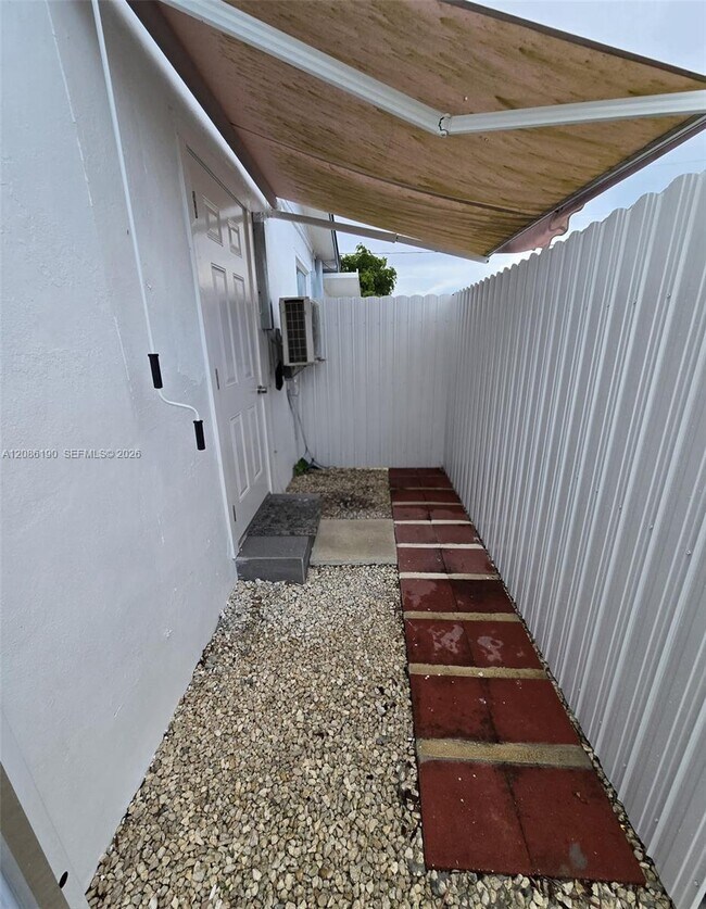 Foto del edificio - 3835 NW 185th St