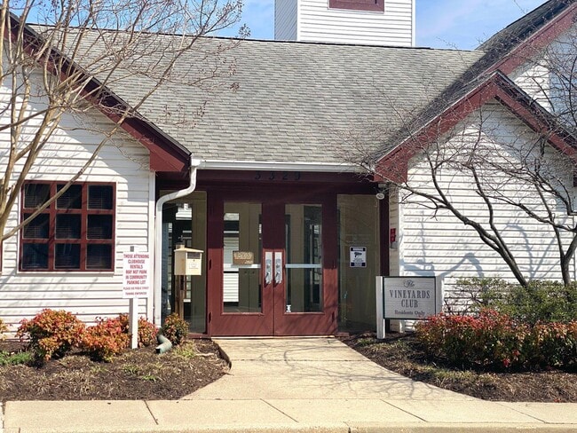 Building Photo - 3313 Sir Thomas Dr