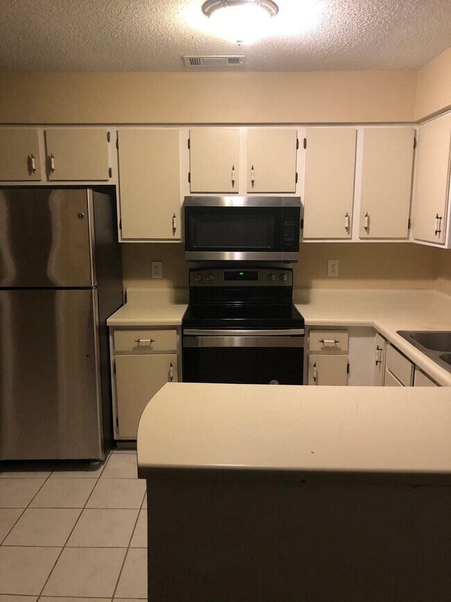Building Photo - 1350 Whitfield Park Dr