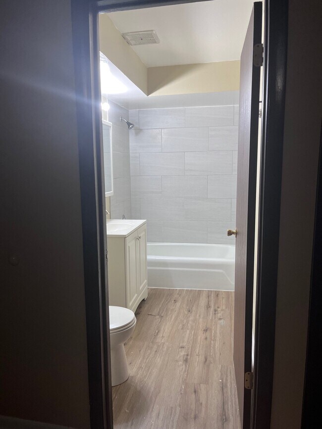 Foto del edificio - 9822 Nottingham Ave Ave