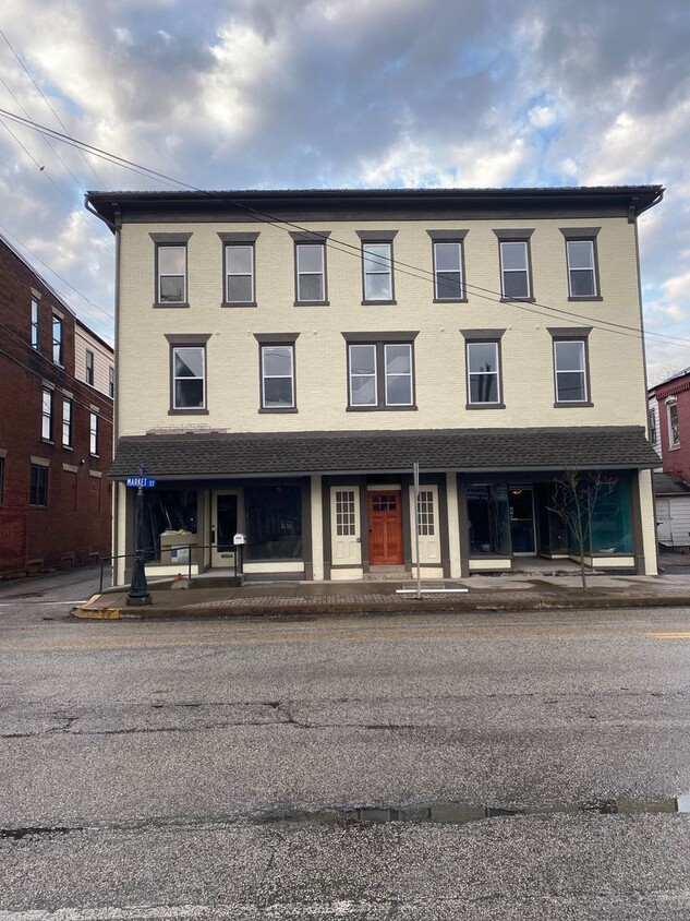 Primary Photo - Store front in Newport Borough!!