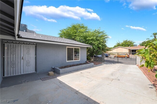 Building Photo - 3209 Kings Way