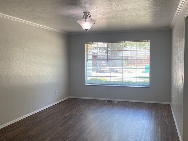 Building Photo - 3 bedroom 2.5 bath!