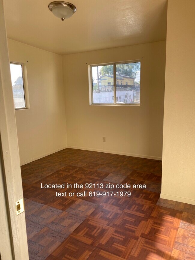 Dormitorio cerca de la cocina - 3060 National Ave