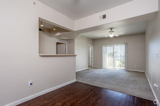 1 habitación, 1 baño - 709 pies cuadrados - Área de comedor/sala de estar - St. Augustine Estate Apartments