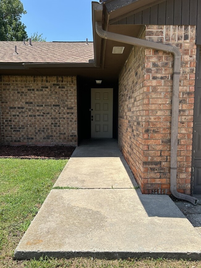 Building Photo - 214 Falcon Ct