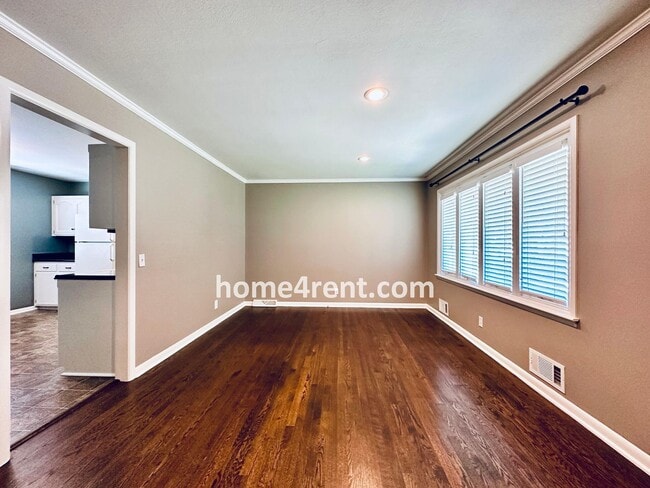 Building Photo - Beautiful Hardwoods w Fenced-in Yard!