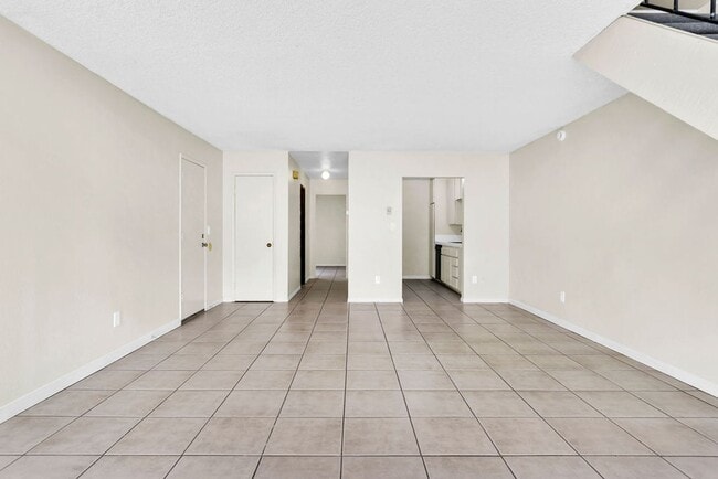 Building Photo - Spacious Townhome in Prime UTC/UCSD Locati...