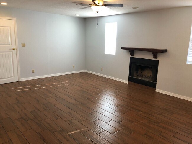 Building Photo - Beautifully remodeled home in the middle o...