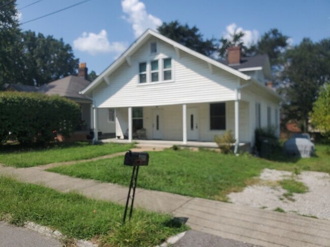 Building Photo - Completely remodeled 3BR, 2BA duplex near ...