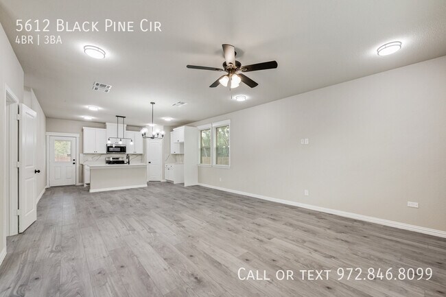 Foto del edificio - 5612 Black Pine Cir