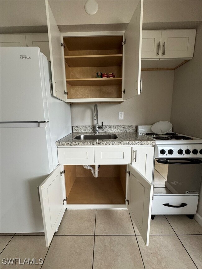 Foto del edificio - 2452 Stella St