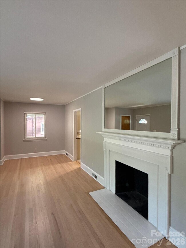 Foto del edificio - 932 Hickory Nut St