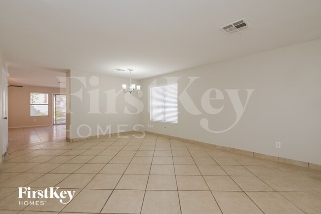 Foto del edificio - 692 Rising Brook Dr