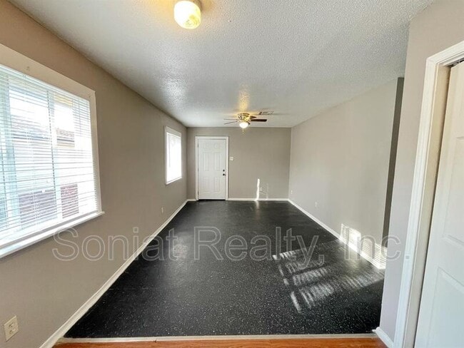 Building Photo - 15536 Dwyer Blvd