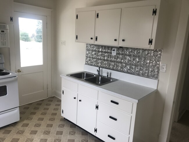 Kitchen access to privated balcony - 404 Elm St