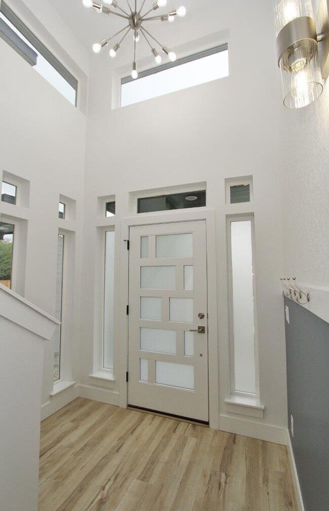 Building Photo - Immaculate Bench Home!