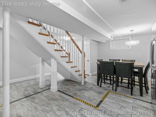 Building Photo - 98 Elm St