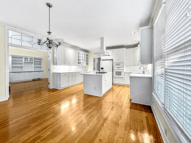 Foto del edificio - Beautiful Large 5 Bedroom Brick Home