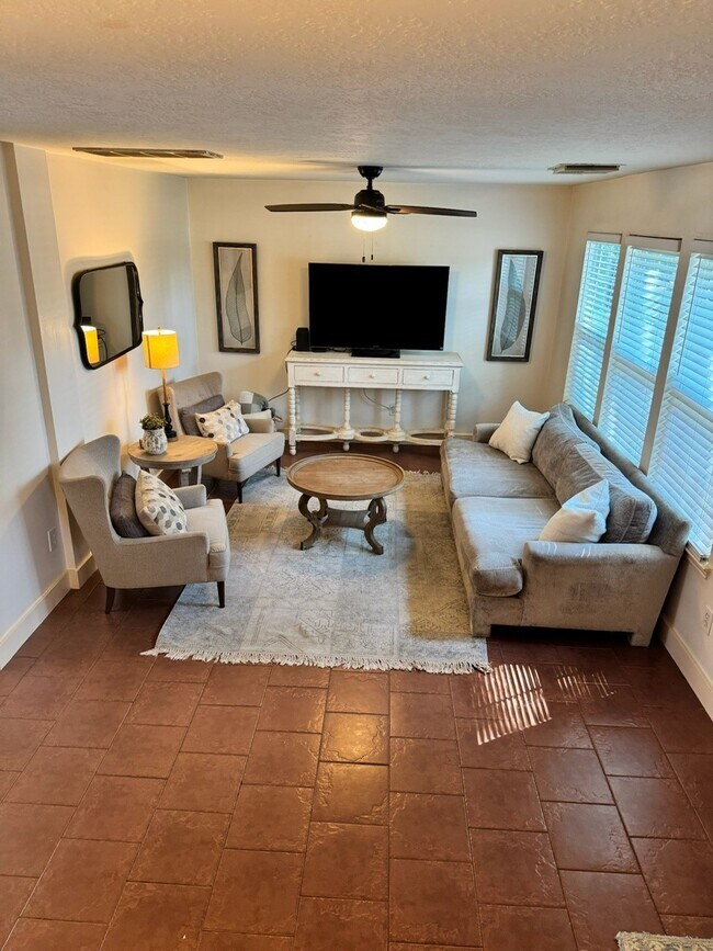 Foto del edificio - 6118 Spruce Bough Ct